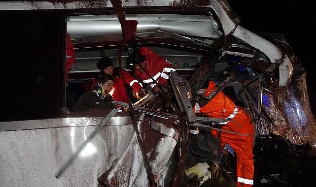 Çanakkale’de yolcu otobüsü ile kamyon çarpıştı: 3’ü ağır 9 yaralı