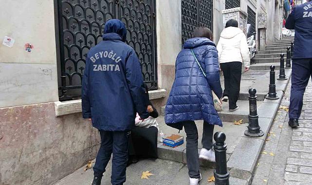 Çöpten yemek yeme numarası yapan dilenciler yakayı ele verdi
