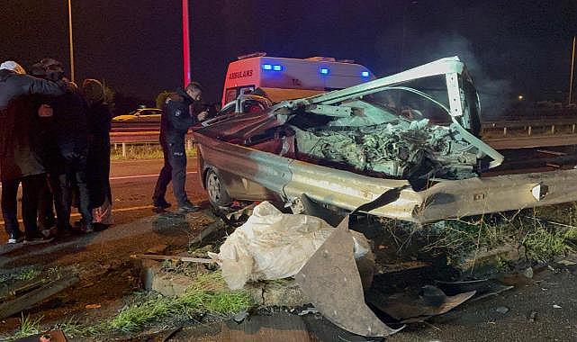 Düzce'de otomobil bariyere çarptı, araçtakiler sıkıştı