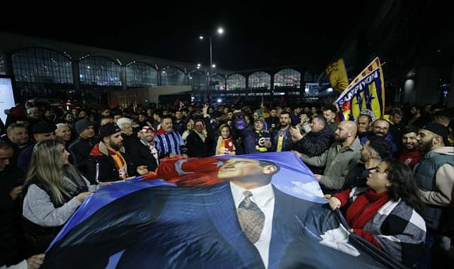 Galatasaray ve Fenerbahçe yurda döndü!
