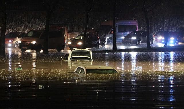 Gaziantep'te sağanak nedeniyle araçlar yolda kaldı