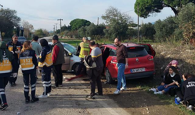 İki araç kafa kafa çarpıştı: 8 yaralı