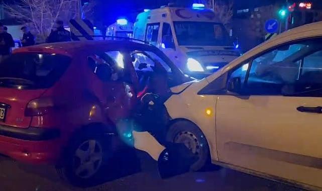 İki araç kafa kafaya çarpıştı: 4 yaralıf