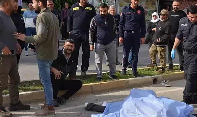 Kamyonun altında kalan motosikletli feci şekilde can verdi