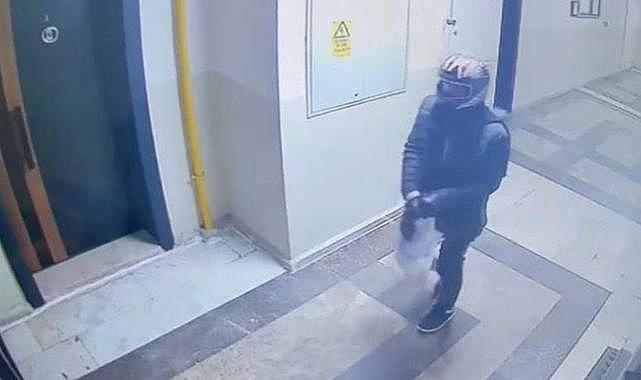 Kurye gibi geldiler, ev sahibini rehin alarak 20 bin dolar çaldılar