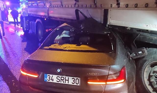 Otobanda tırın altına giren arabada can pazarı: 1 yaralı