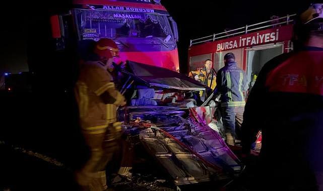 Otomobil iki tırın arasında sıkıştı: 1 ölü, 1 yaralı