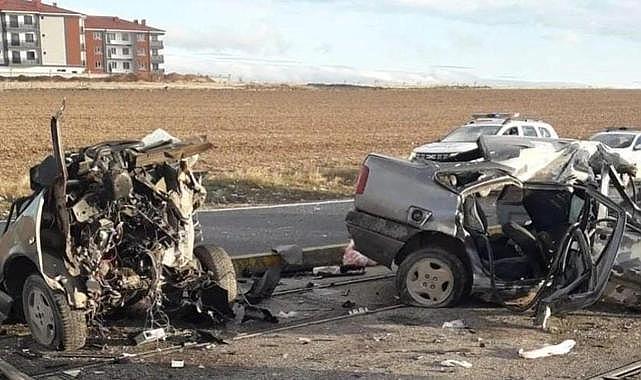 Otomobil tramvay yolundaki direğe çarparak ikiye bölündü: 1 ölü, 3 yaralı