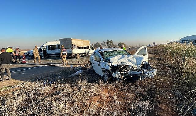 Şanlıurfa'da minibüsle otomobil çarpıştı: 12 yaralı