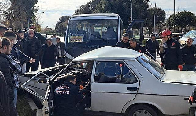 Adana'da şehir içi yolcu taşımacılığı yapan minibüs ile otomobil çarpıştı. Meydana gelen kazada 1'i ağır 9 kişi yaralandı.