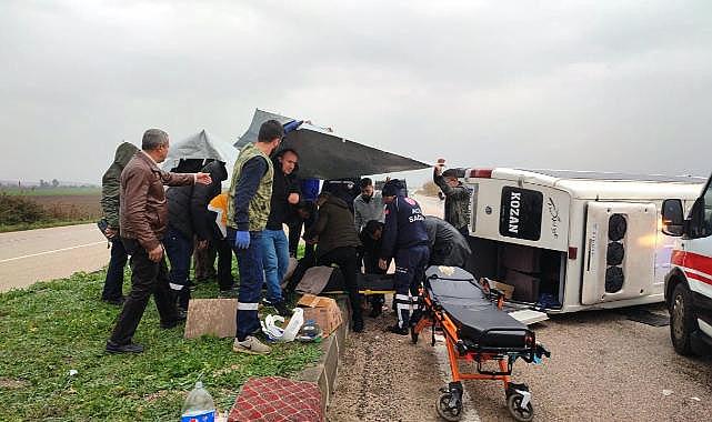 Adana'da yolcu minibüsü devrildi: 8 yaralı