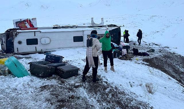 Ağrı'da otobüs devrildi: 10 yaralı