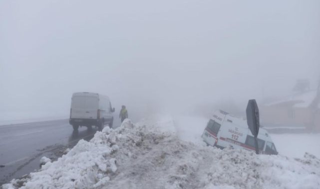 Ambulans şarampole devrildi