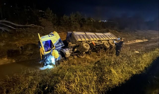 Anadolu Otoyolu'nda tır şarampole devrildi