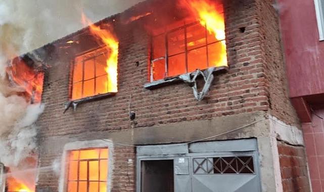 Bursa’da iki katlı müstakil ev alev alev yandı
