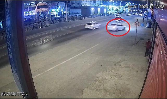 Bursa'da kontrolden çıkan otomobilin dükkana daldığı anlar kamerada