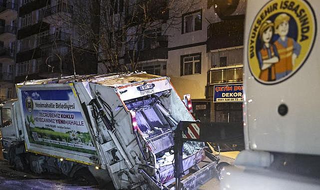 Çöken yolda çöp kamyonu sıkıştı