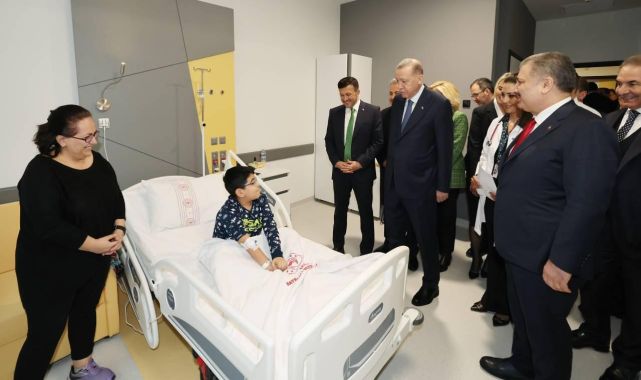 Cumhurbaşkanı Erdoğan, İzmir'de tedavi gören çocukları ziyaret etti