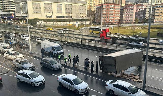 D-100 Kara Yolu'nda kamyon devrildi: 1 yaralı
