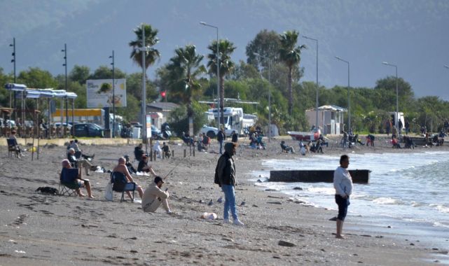 Fethiye'de güneşli hava sahilde yoğunluk oluşturdu