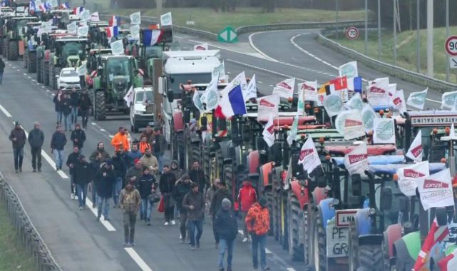 Fransa'da çiftçilerden Paris'e traktör kuşatması