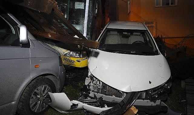 İETT'ye bağlı özel halk otobüsü park halindeki araçlara çarptı