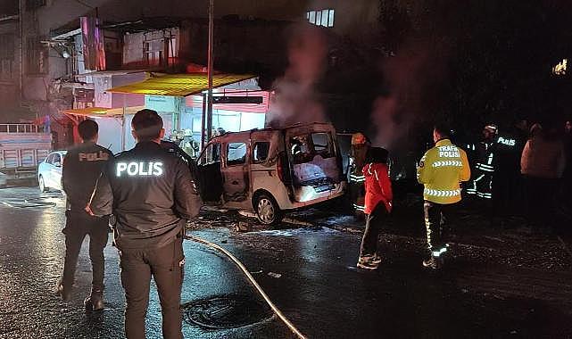 İnşaat bekçisinin yaktığı ateş otomobili yaktı