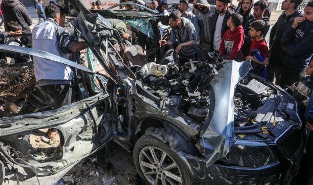 İsrail Gazze'de gazetecileri taşıyan aracı vurdu, 2 gazeteciyi öldürdü
