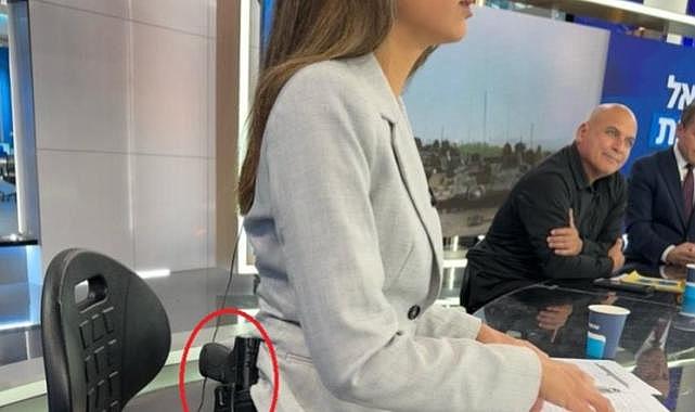 İsrailli kadın sunucu Lital Shemesh, canlı yayına belinde silahla çıktı