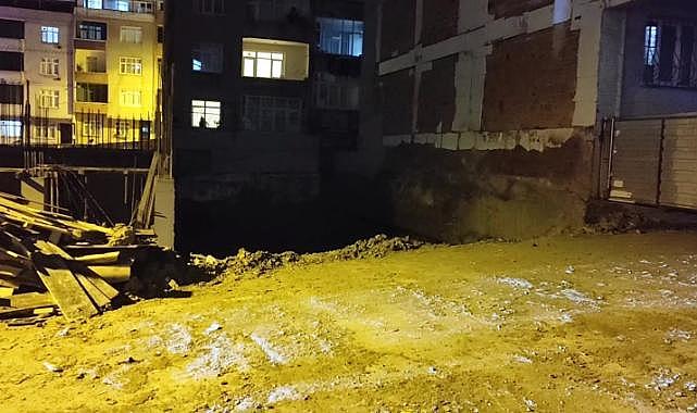 İstanbul'da inşaat temelinde toprak kayması: 2 bina tahliye edildi