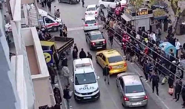 İzmir’de kamyonet yayalara çarpıp iş yerine daldı: 5 yaralı