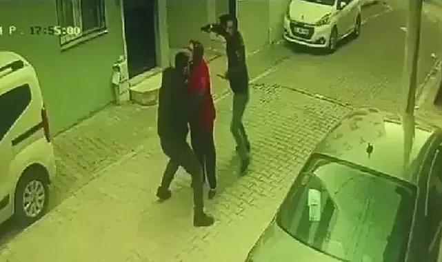 İzmir'de silahlı kavga: Sokaktaki kadını kalkan olarak kullandı