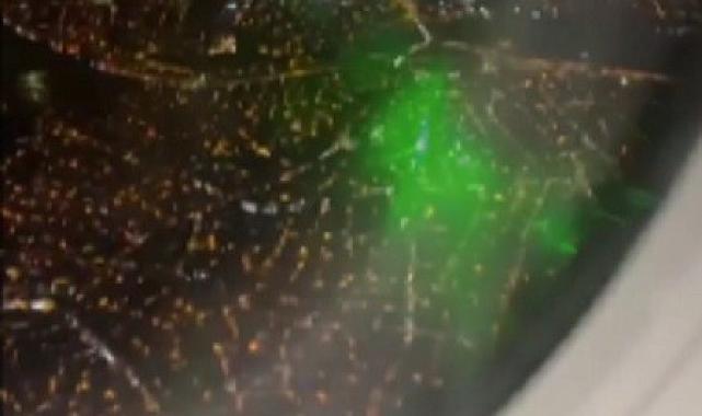 İzmir'de inişe hazırlanan uçağa lazer tuttular... O anlar kamerada