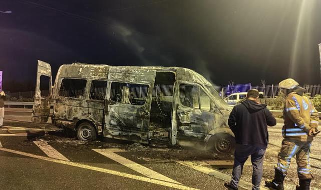 Kağıthane’de seyir halindeki minibüs yandı