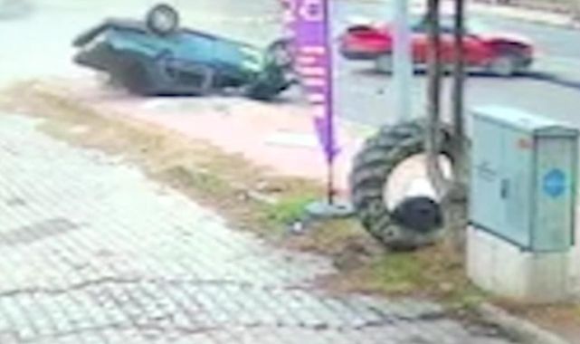 Kavşakta çarpışan otomobillerden biri takla attı