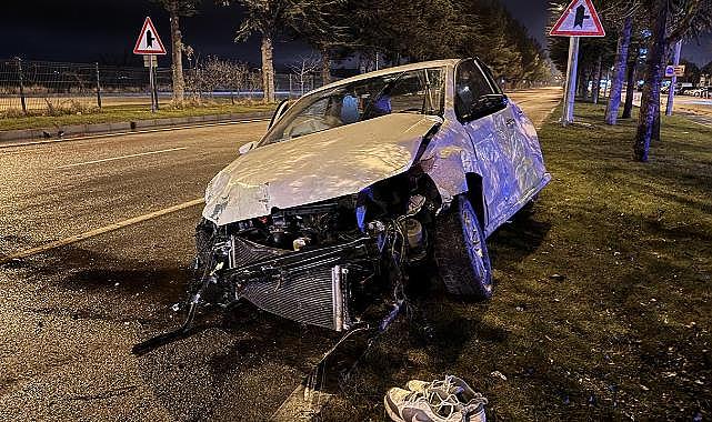 Kontrolden çıkan otomobil refüje çarptı: 1 ölü, 1 yaralı