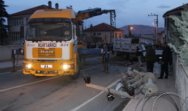 Küçükbaş hayvan yüklü kamyonetin devrildiği kazada 2 kişi hayatını kaybetti