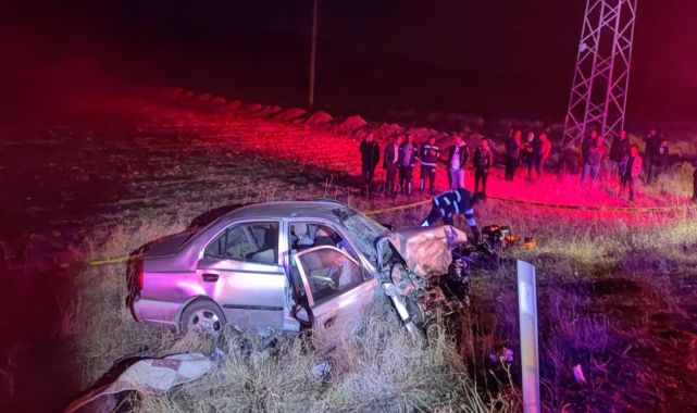 Niğde'de iki otomobil kafa kafaya çarpıştı: 2 kişi hayatını kaybetti, 3 yaralı