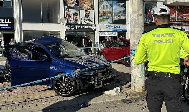 Otomobil durağa daldı! Karı koca can verdi!