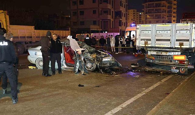 Otomobil park halindeki dorseye çarpıp hurdaya döndü: 2 ölü