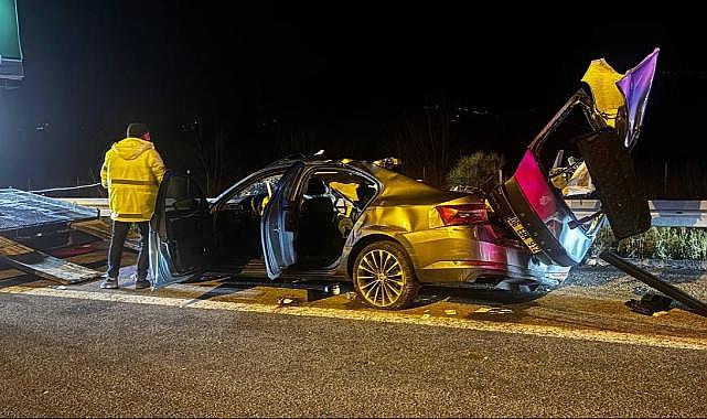 Polislerin içinde bulunduğu otomobil tıra çarptı: 1 ölü, 2 yaralı