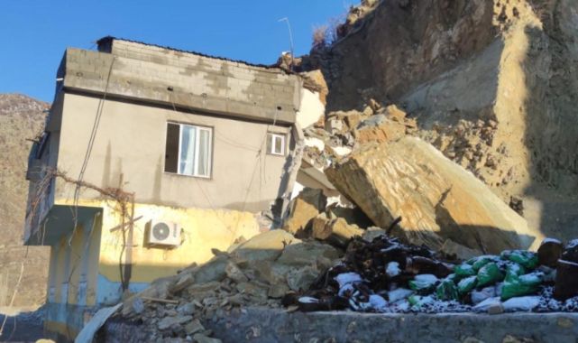 Şırnak'ta bir evin üzerine kaya düştü