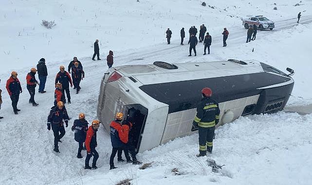 Sivas'ta cenazeden dönenleri taşıyan otobüs devrildi: 2'si ağır, 14 yaralı