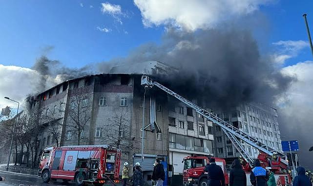 Sultangazi'de patlama sesleri: Ayakkabı imalathanesinde yangın çıktı