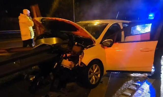 Yağmurda kayan otomobil bariyerlere saplandı