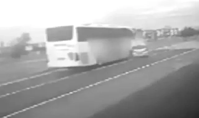 Yolcu otobüsü ile otomobilin çarpışma anı kamerada