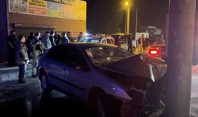 Alkollü sürücü yol ayrımındaki direğe çarptı: 3 arkadaş otomobilde sıkıştı