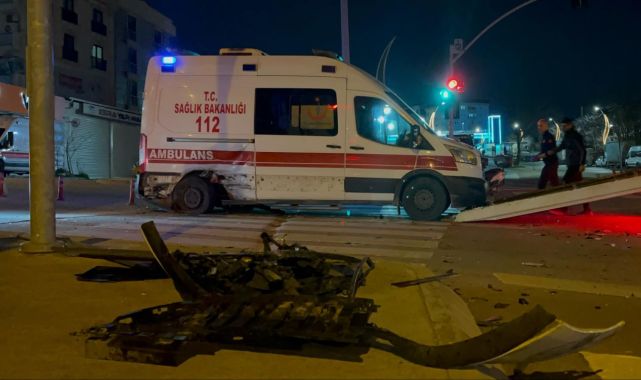 Ambulansla otomobil çarpıştı