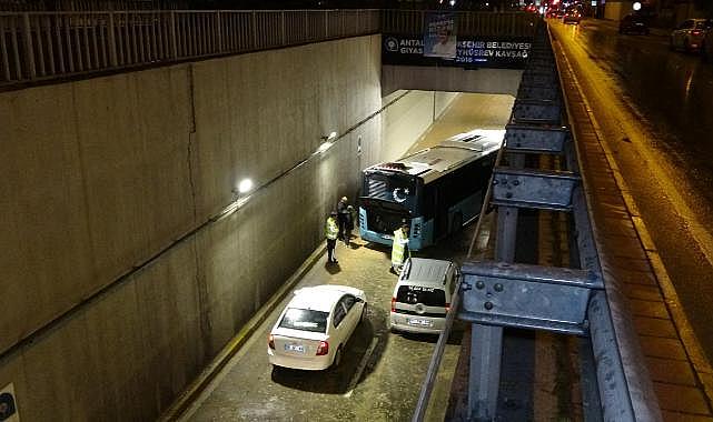 Antalya'da sağanak: Otobüs tünelde mahsur kaldı