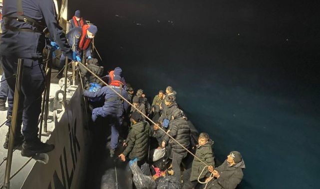 Ayvalık açıklarında 110 düzensiz göçmen yakalandı